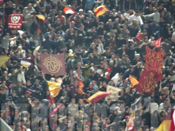 tifosi-settore-ospiti-fiorentina-roma