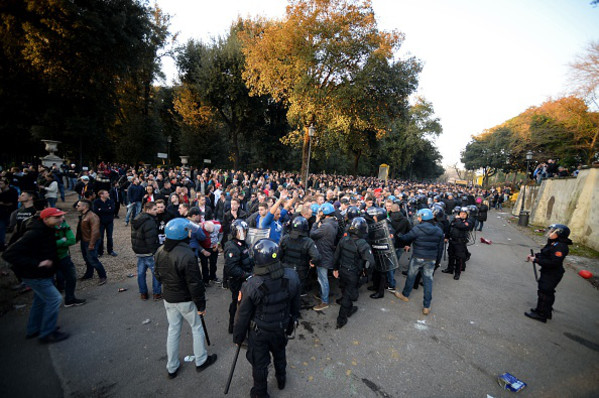 italy-fbl-fans-clash-netherland-feyenoord-2