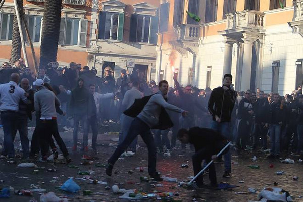 tifosi-olandesi-piazza-di-spagna-5-roma-feyenoord-19-02-2015