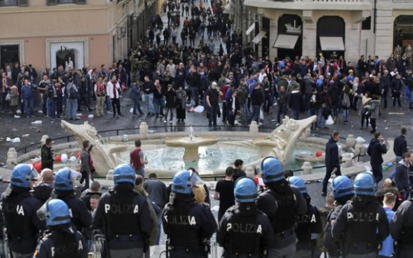 tifosi-olandesi-piazza-di-spagna-roma-feyenoord-19-02-2015