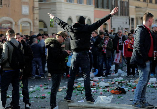 tifosi-olandesi-piazza-di-spagna-roma-feyenoord-19-02-2015-2