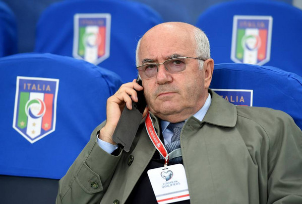 tavecchio-telefonino-seduto-poltrone-italia-2015