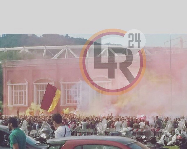 roma-tifosi-fuori-stadio-2