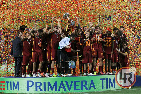 squadra-trofeo-festa-scudetto-primavera