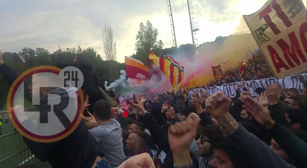 tifosi-braccia-al-cielo-trigoria