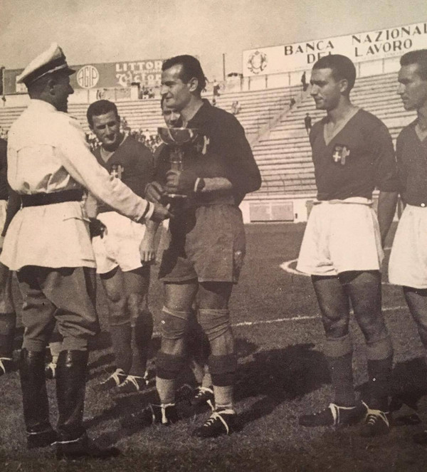 consegna-coppa-scudetto-1942