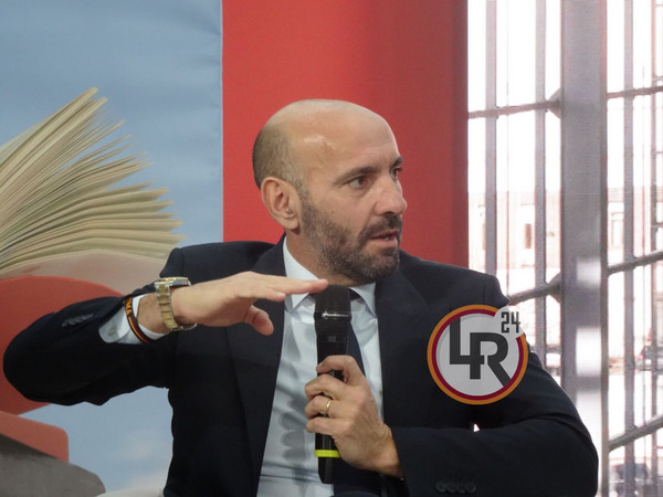 monchi-gesticola-presentazione-libro