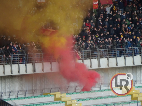 fumogeno-tifosi-verona-roma