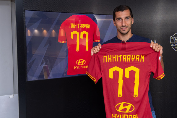 as-roma-henrikh-mkhitaryan-firma-il-contratto-con-las-roma-3