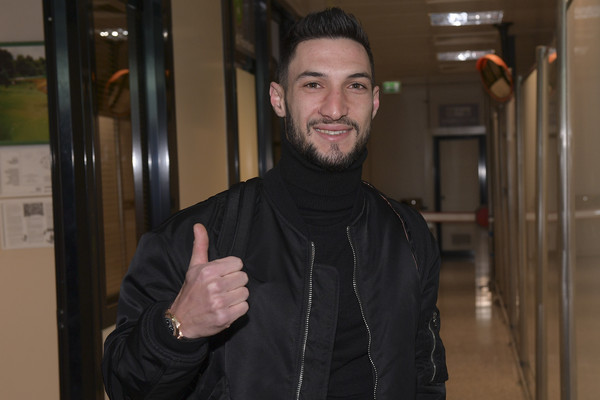 as-roma-matteo-politano-arriva-a-fiumicino-3