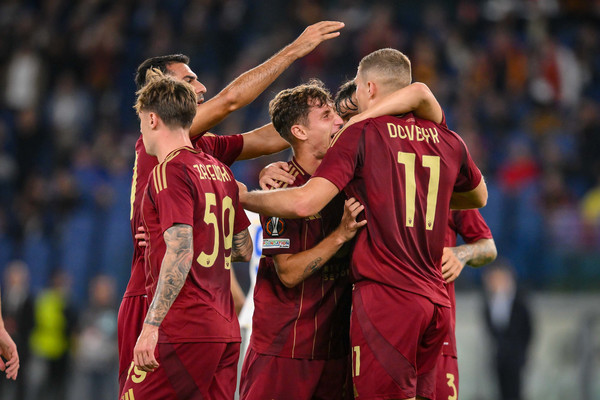 roma-dinamo-dovbyk-abbraccio