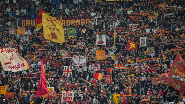 roma-dinamo-tifosi-sciarpe